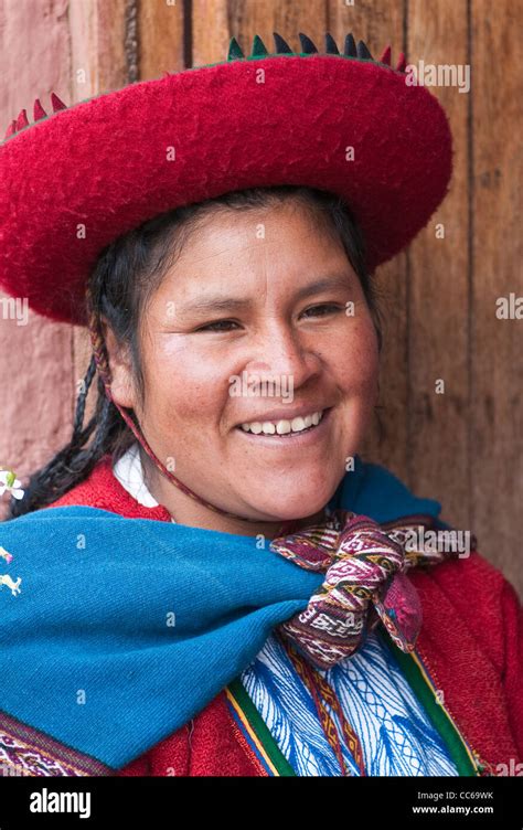 Mujer Peruana Con Vestimenta Tradicional En El Taller Local De Cooperativas Artesanales