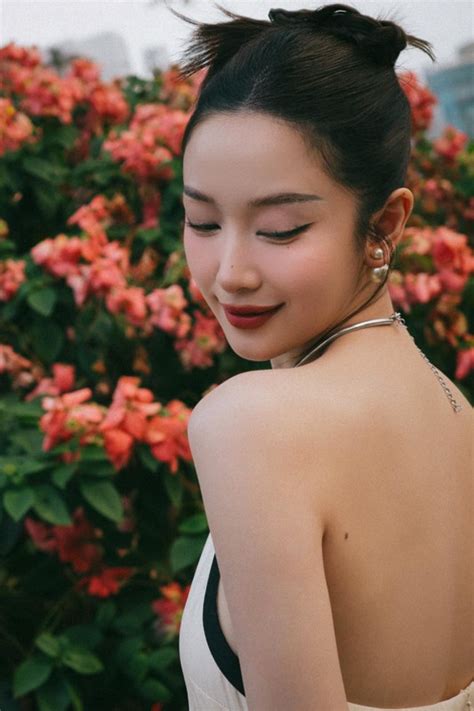 Đi sự kiện hot girl lai Việt Thái Jun Vũ khoe thềm ngực tràn viền