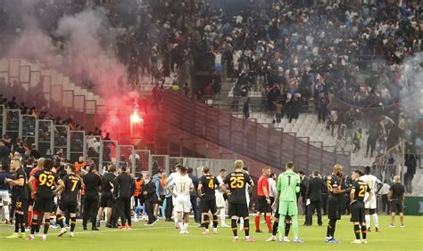 fogos de artifícios no campo jogo entre Olympique de Marselha e