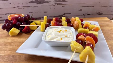 Deliciosos Pinchos De Frutas Frescas Con Dip De Yogurt Griego