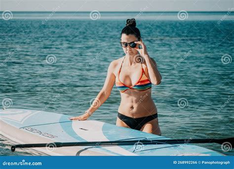 Sup De Mujer Marina Silueta De Una Feliz Mujer De Mediana Edad Curtida En Bikini Arco Iris