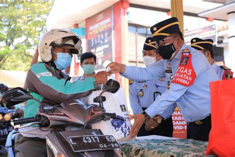 Kemenkumham Jatim Salurkan Bantuan Paket Sembako Bagi Masyarakat