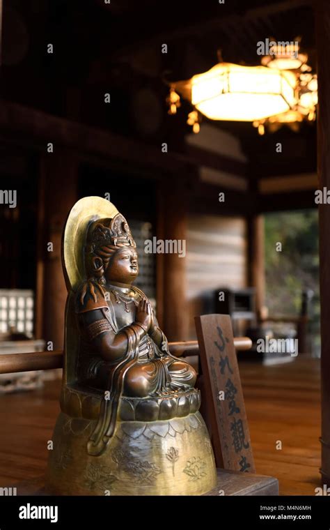 Estatua De Bronce De Fureai Kannon Tocable Kannon El Bodhisattva Del