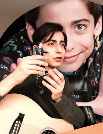 Pin by 𝐄𝐌𝐈𝐋𝐘 on Aidan Gallagher ˎˊ Funny umbrella American