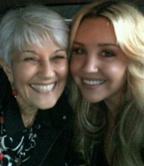 Retro Bikini Amanda Bynes Celebrates Her Th Birthday By Stripping Down To A Green Bikini In