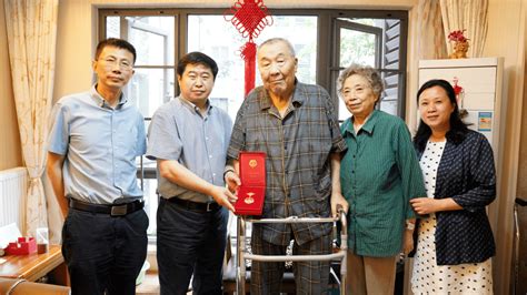 庆祝建党100周年丨我院党政班子“七一”前夕走访慰问“光荣在党50年”老党员代表徐荣华