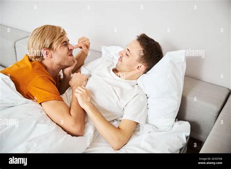 Couple gay au lit homme Banque de photographies et dimages à haute résolution Page Alamy