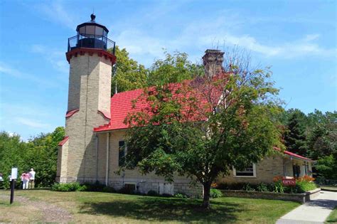 21 BEAUTIFUL Michigan Lighthouses To Visit One Day