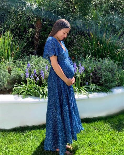 Lea Michele Confirms Pregnancy With 1st Baby Bump Photo