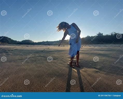 Belle Femme Blonde S Amuser Sur La Plage Photo Stock Image Du Caucasien Personne 291106756