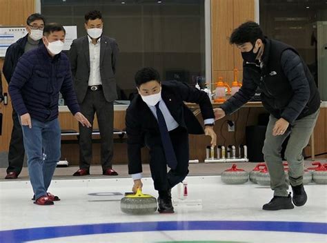 김용빈 대한컬링경기연맹 회장 대표팀에 금일봉 및 기념품 전달 네이트 스포츠