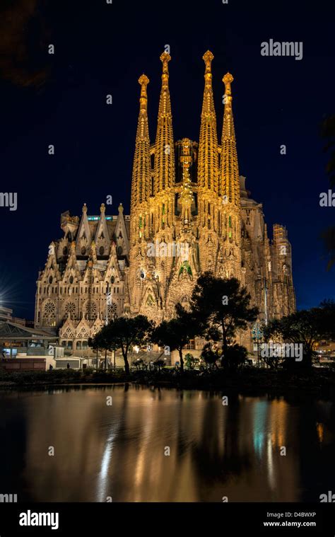 Sagrada familia at night hi-res stock photography and images - Alamy