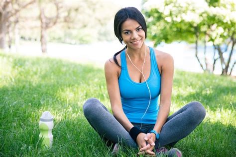 Premium Photo Happy Sporty Woman Resting Outdoors