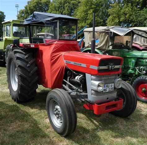=MF 165 steht bei der Oldtimerausstellung in Gudensberg im Juni 2019 ...
