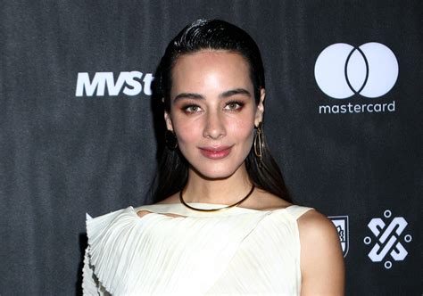 Esmeralda Pimentel presume sus estilizadas piernas y escote posando
