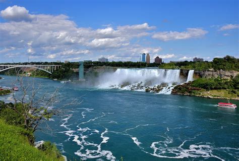 Rainbow Bridge over Niagara River in Niagara Falls, Canada - Encircle ...