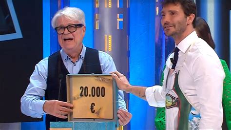 Stefano De Martino Show A Affari Tuoi Conduce Col Grembiule