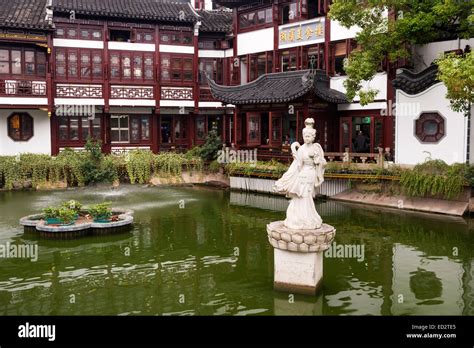 Shanghai old town shanghai china hi-res stock photography and images ...