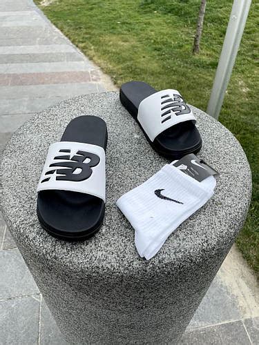 Мужские тапочки сланцы New Balance (black & white ) + носки в подарок ...