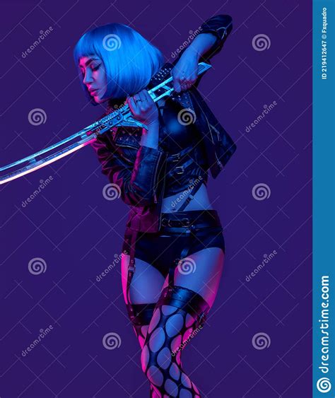 Mujer Agresiva Luchadora En Estilo Cyberpunk Con Espada Imagen De