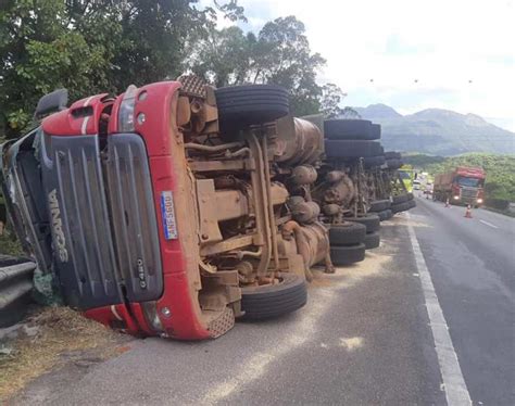 Caminhão Carregado Com Farelo De Soja Tomba Na Br 277