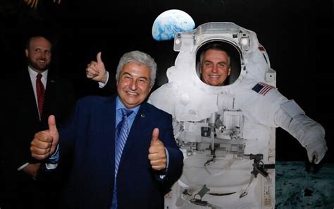 Bolsonaro posa de astronauta e celebra independência dos EUA