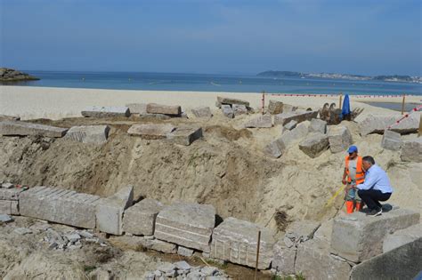 En marcha los trabajos para recuperar el cauce del río en la playa de