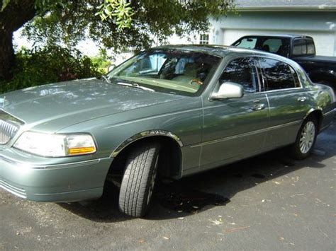 Sell Used Lincoln Town Car Ultimate Sedan Door L In Beverly