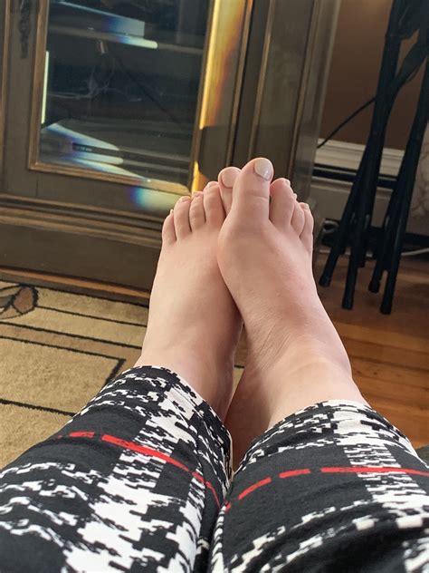 Princess Needs A Massage And Her Feet Worshiped Scrolller