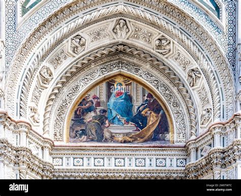 Ac Rquese A La Fachada De La Iglesia De M Rmol De Santa Maria Del Fiore