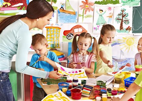 Сколько получает зарплату воспитатель детского сада в России и на Западе?