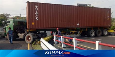 Rem Blong Truk Kontainer Tabrak Truk Pengangkut Semen Jalan Semarang