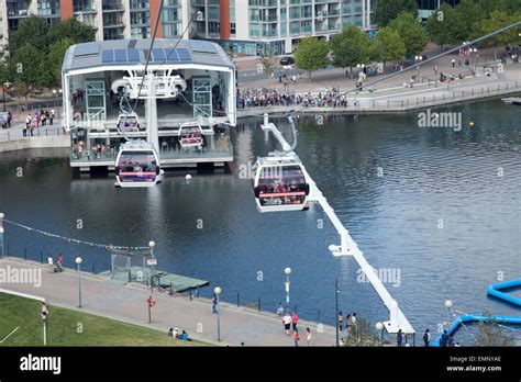 The London Cable Cars Crossing Over The River Thames Stock Photo Alamy