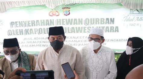 Kapolda Sulut Serahkan Hewan Qurban Kepada Panitia Idul Adha H