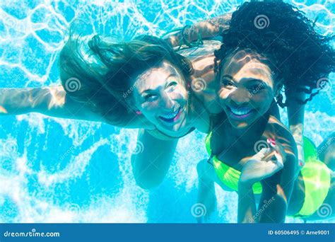 Amigos Que Se Zambullen Bajo El Agua En Piscina Imagen De Archivo Imagen De Bikini Muchacha
