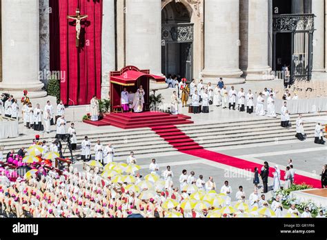 Canonization of Mother Teresa of Calcutta Stock Photo - Alamy