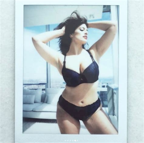 V Deos Musa Plus Size Ashley Graham Desce At O Ch O De Lingerie E Salto Quem Quem News