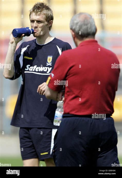 Scotland manager walter smith casts an eye over fletcher hi-res stock photography and images - Alamy