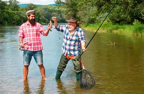 Pescadores Homens Amigos E Trof Us Truta Pai E Filho Pescando Gera Es