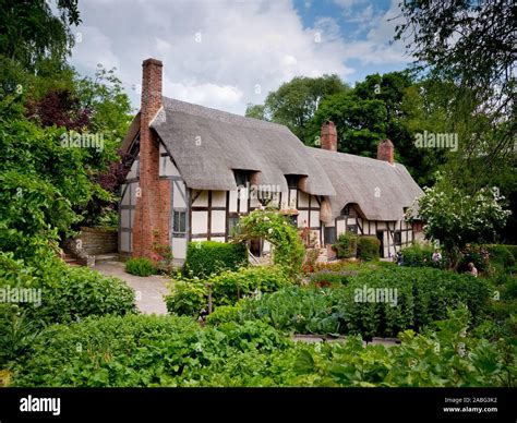 Anne Hathaways Cottage near Stratford-Upon-Avon Stock Photo - Alamy