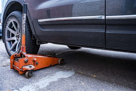 Cuatro formas de arrancar un coche sin batería y sin pinzas