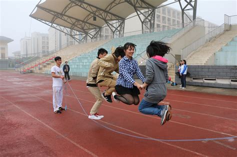 基础医学院团委、学生会主题团日活动之“践行社会主义核心价值观，我们在行动”成功开展二级学院校园新闻新闻中心广西中医药大学