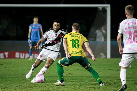 Jair completa 50 jogos e é homenageado por Pedrinho SuperVasco