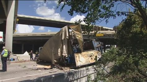 Big Rig Accident Shuts Down Eastex Freeway Abc13 Houston