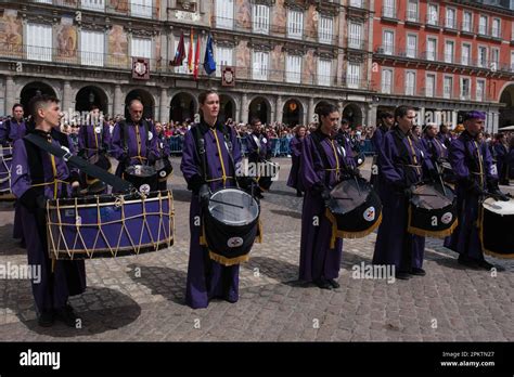 Miembros De La Hermandad Participan En A Tamborrada Ma A En La Plaza