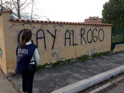 Gay Al Rogo Scritta Shock Su Muro Scuola A Roma Primopiano Ansa It