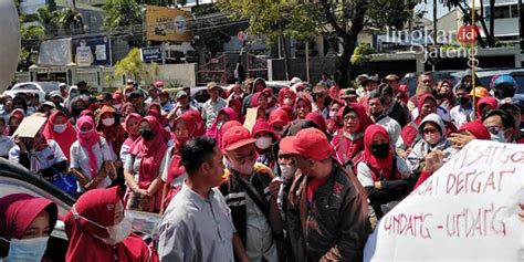 Tolak Phk Sepihak Ratusan Buruh Demo Di Kantor Disnaker Semarang