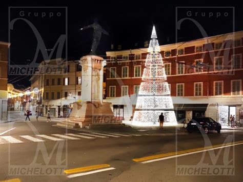 Noleggio Luminarie Natalizie Piacenza Negozi E Strade