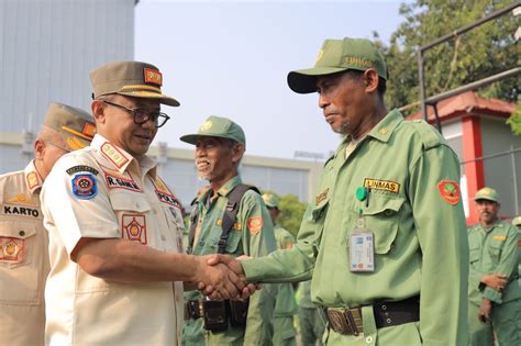 PJ Wali Kota Pimpin Apel Akbar Anggota Satlinmas Kota Bekasi Tahun