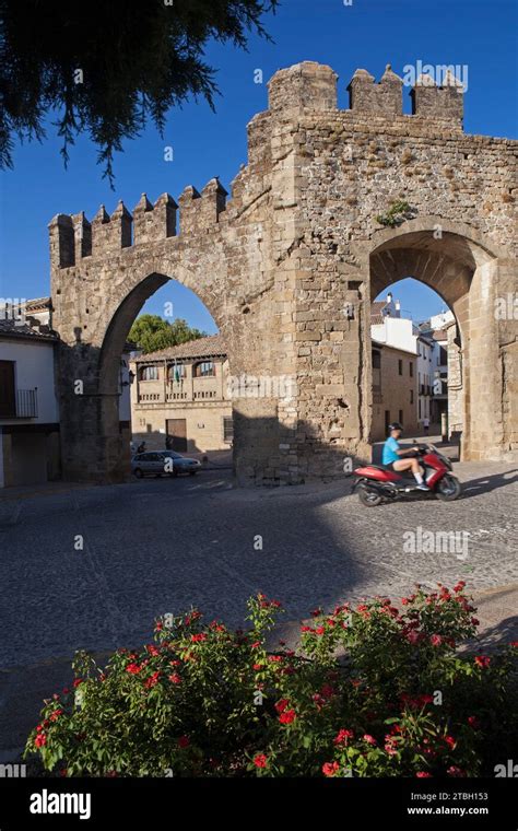 La Puerta de Jaén y el arco de Villalar situados en el centro